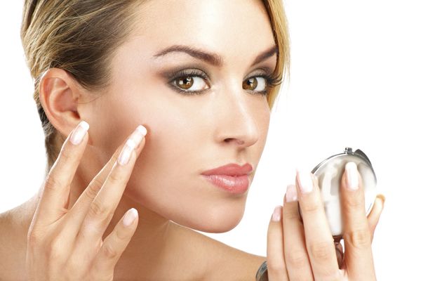Consejos de maquillaje que ayudan a la piel a verse más joven